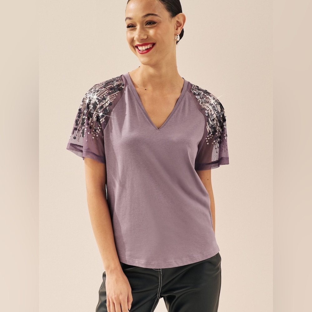 🌴Women’s Remi James NYC V Neck Tee Shirt